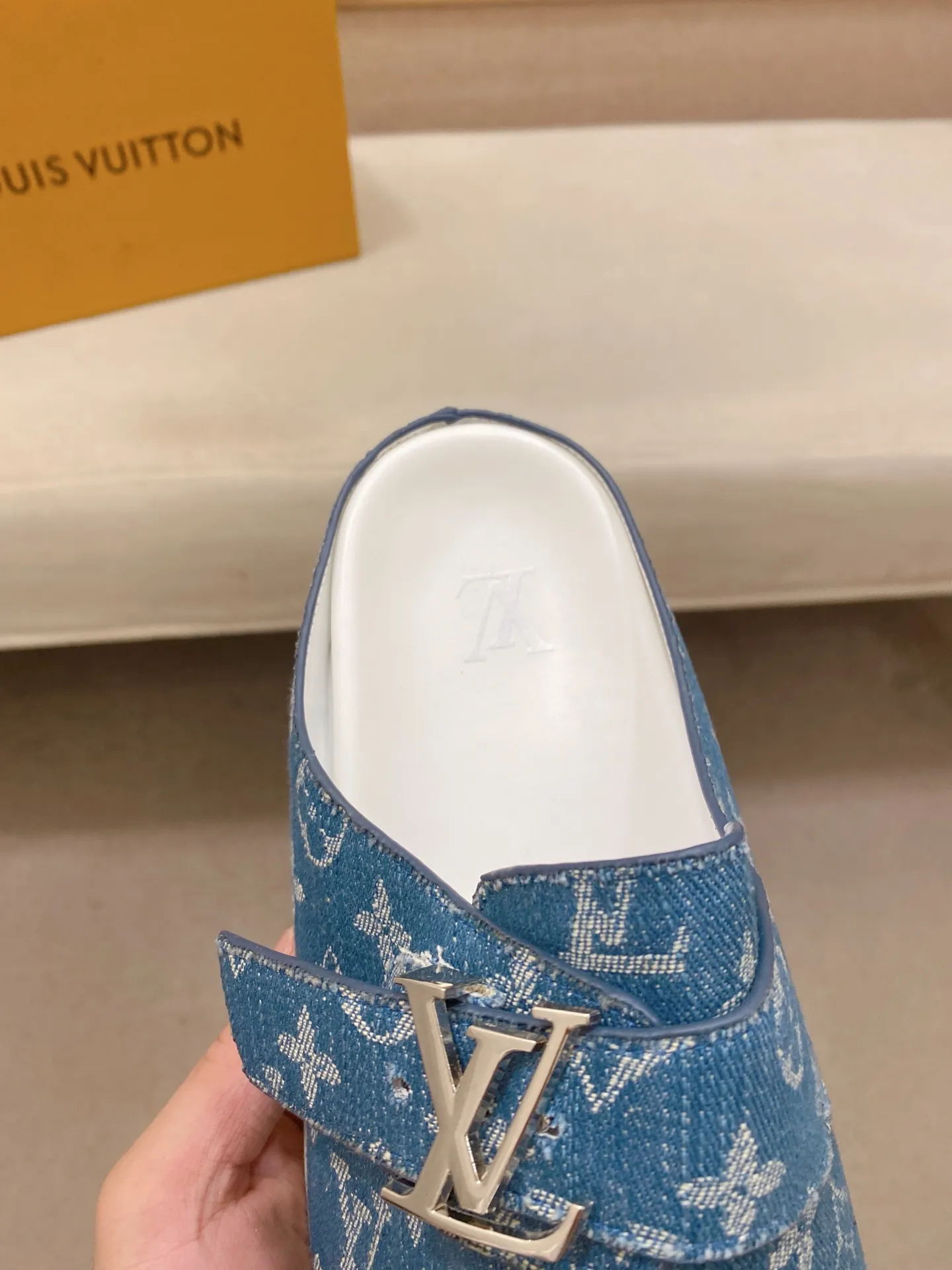 Men's shoes 💰: 360💰LV made 🔍Top purchasing agents, men's spring and summer slippers are available at the same counter. The uppers are made of Italian imported denim with logo graphics and high-quality craftsmanship. The soles are original soles specially provided by the original factory. The exclusive movable molded soles are super comfortable. Original factory follow-up products. 🔍🔍High quality. You can enter and exit the counter at will. Welcome to compare. The code number is 38-44.